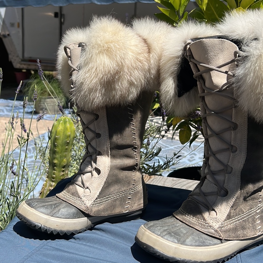 Sorel Joan of Arc rabbit fur trim, leather, waterproof woman’s sz 6, Beautiful! - Picture 1 of 8